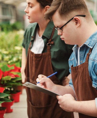Personas trabajando en un centro logístico